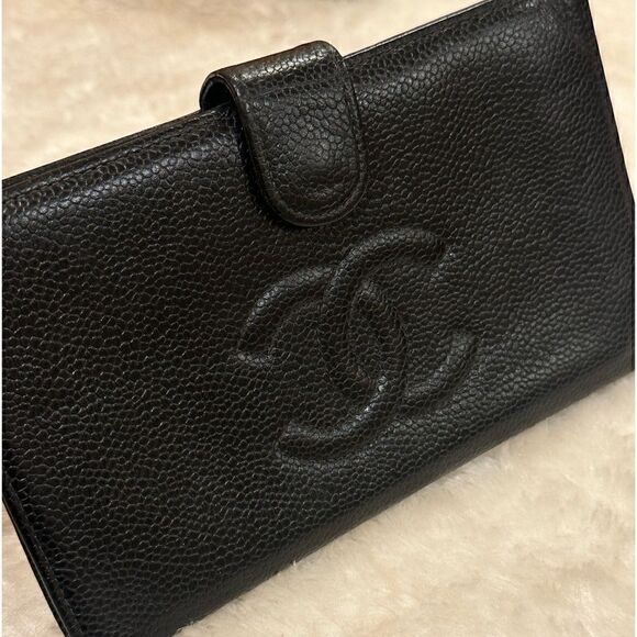 CHANEL Handbags - 💯% Authentic CHANEL CC Black Caviar Wallet✨
